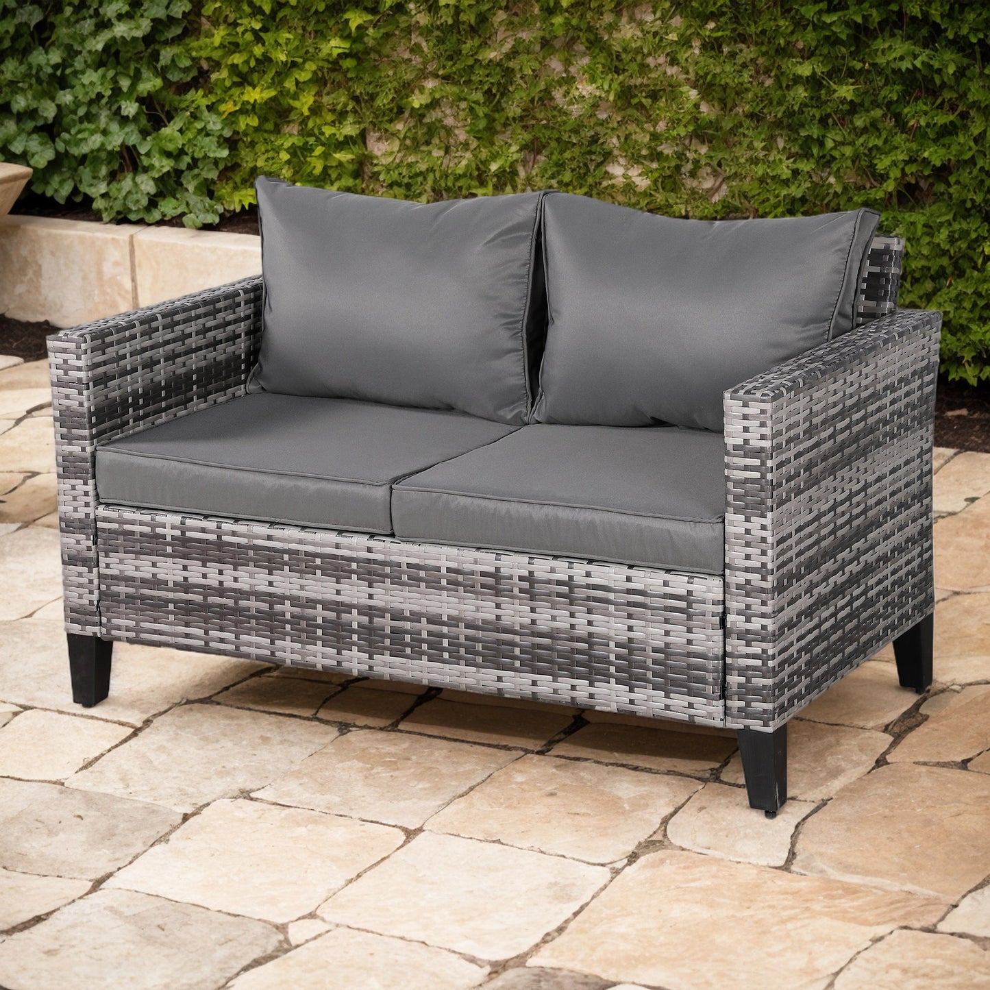 2-osobowa sofa Rattanpark z szarego rattanu i szarymi poduszkami
